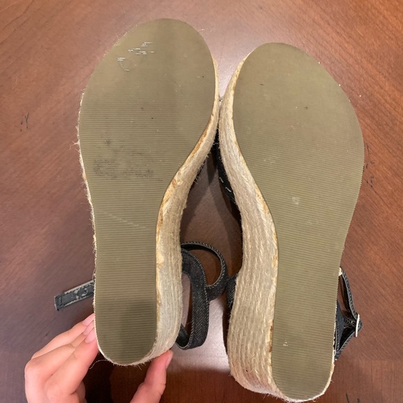 Adorable Wedge Heels Size 8 - Picture 7 of 8